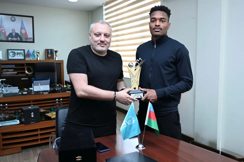 Peşəkar Futbol Liqası Coy-Lens Mikelsə mükafat təqdim edib