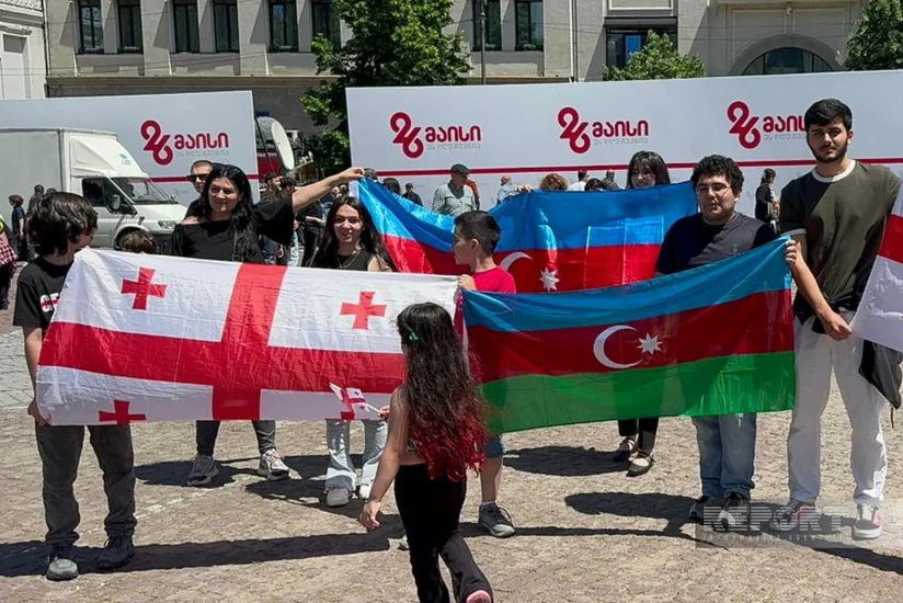 В Тбилиси азербайджанцы прошли с флагами на праздновании Дня независимости Грузии