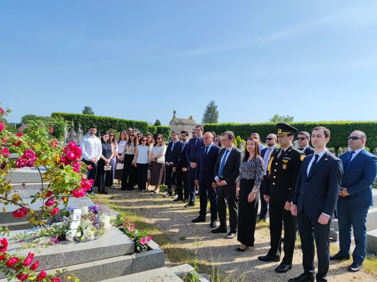 Azerbaijani embassy staff in France visit Topchubashov's grave