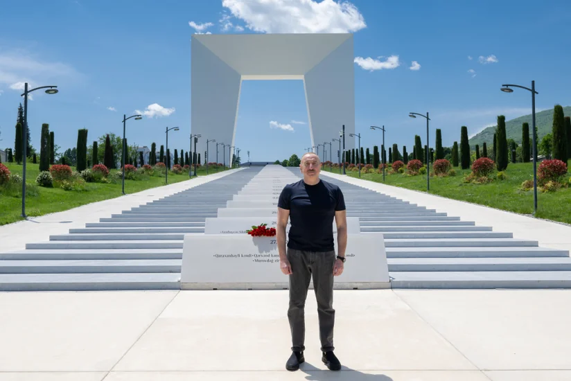 İlham Əliyev Xankəndidə Zəfər tağının önünə gül dəstələri düzüb