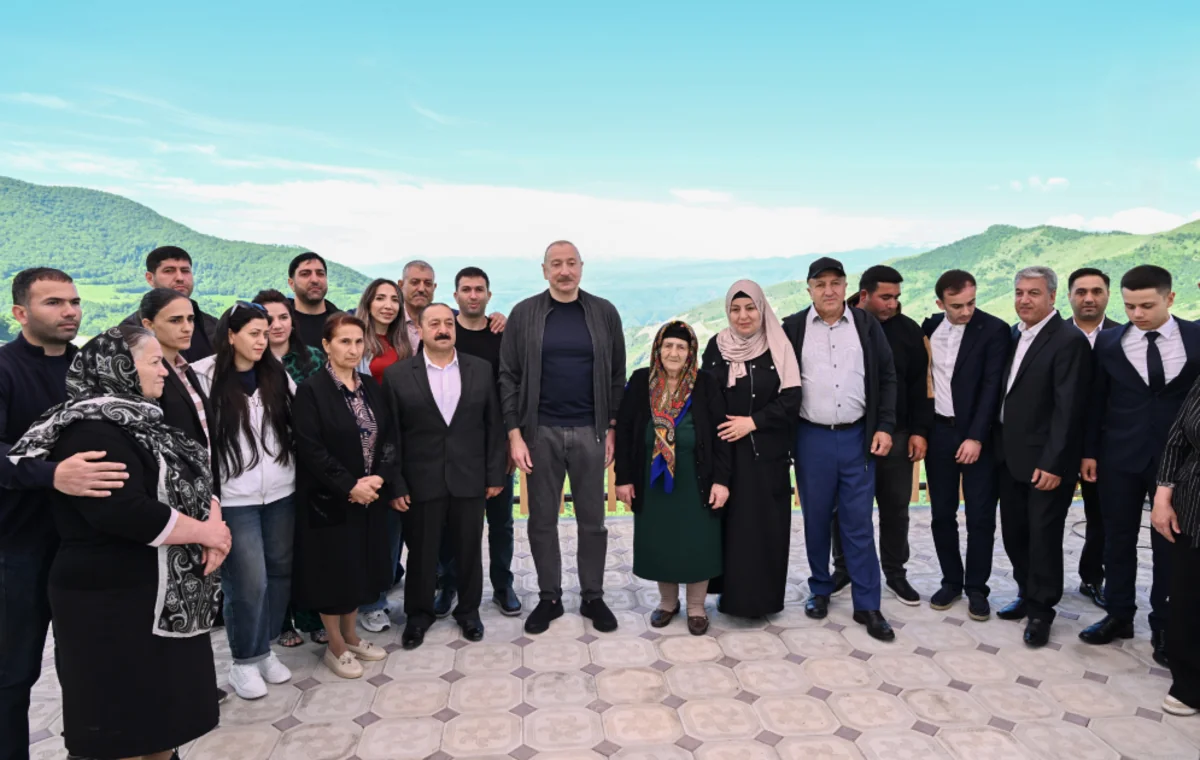 İlham Əliyev Şuşanın Böyük Qaladərəsi kəndində görülən işlərlə tanış olub, sakinlərlə görüşüb - YENİLƏNİB