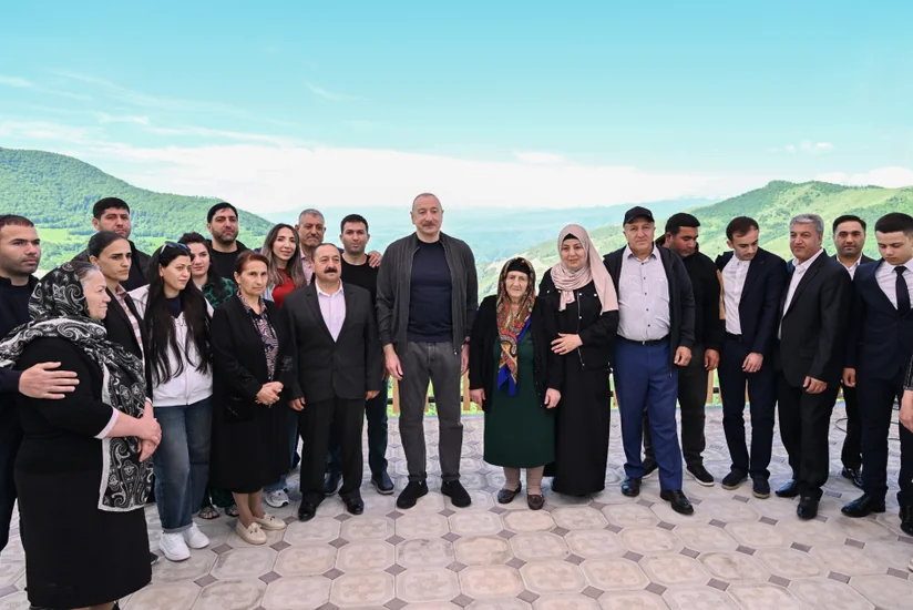 İlham Əliyev Şuşanın Böyük Qaladərəsi kəndində görülən işlərlə tanış olub, sakinlərlə görüşüb - YENİLƏNİB