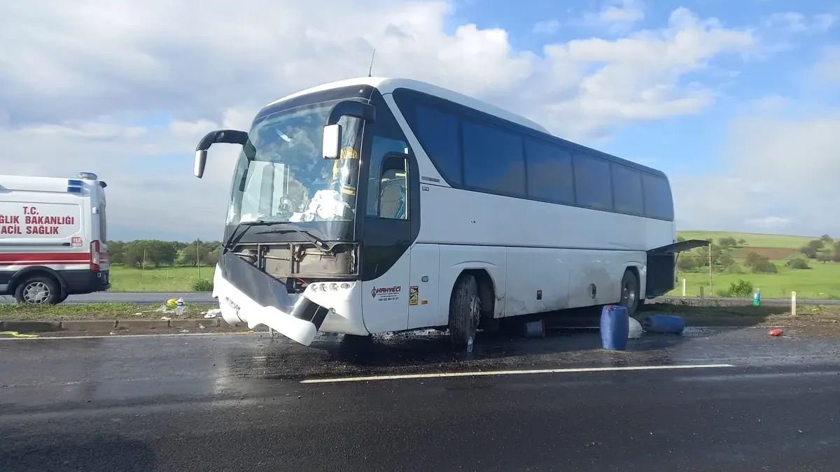 В Турции автобус врезался в ограждение, 16 человек пострадали