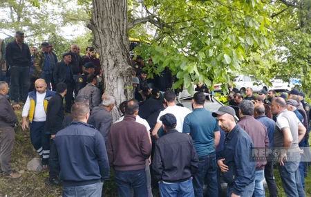 В Огузе автомобиль врезался в дерево, есть пострадавшие