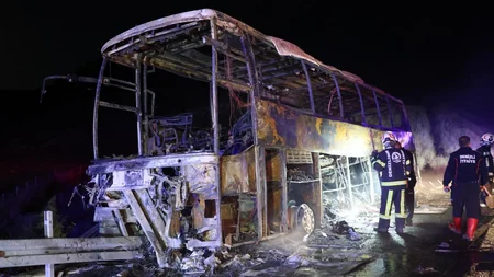 Passenger bus catches fire after crash in Türkiye, leaving casualties