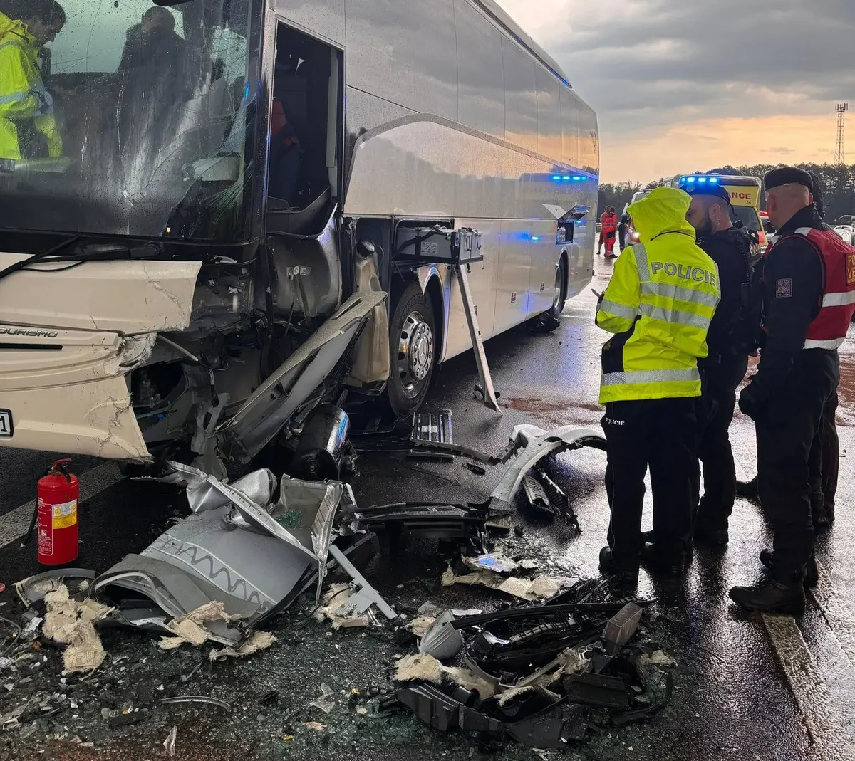 Çexiyada baş verən avtobus qəzasında 13 nəfər xəsarət alıb