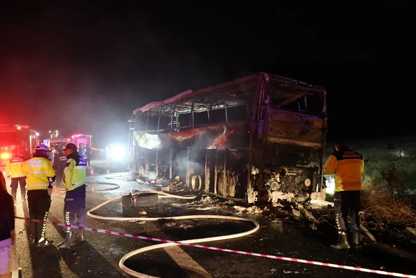 Türkiyədə sərnişin avtobusu maneələrə çırpılaraq yanıb, ölən və xəsarət alanlar var