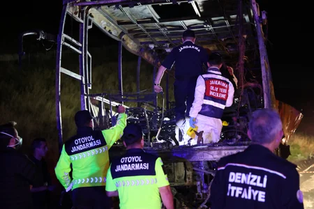 Passenger bus catches fire after crash in Türkiye, leaving casualties