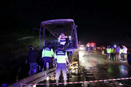 Passenger bus catches fire after crash in Türkiye, leaving casualties