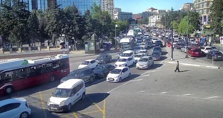 Həftənin ilk günü Bakıda 12 istiqamətdə nəqliyyatın sıxlığı yaranıb