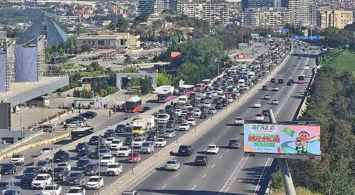 Həftənin ilk günü Bakıda 12 istiqamətdə nəqliyyatın sıxlığı yaranıb