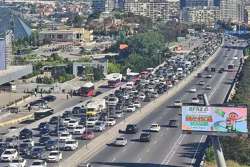 Həftənin ilk günü Bakıda 12 istiqamətdə nəqliyyatın sıxlığı yaranıb