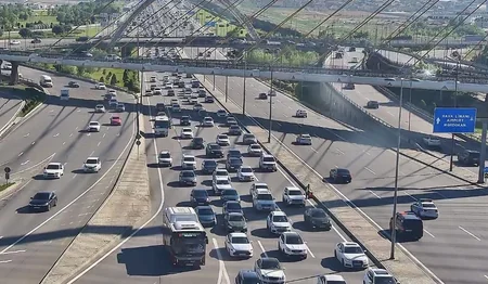 Həftənin ilk günü Bakıda 12 istiqamətdə nəqliyyatın sıxlığı yaranıb
