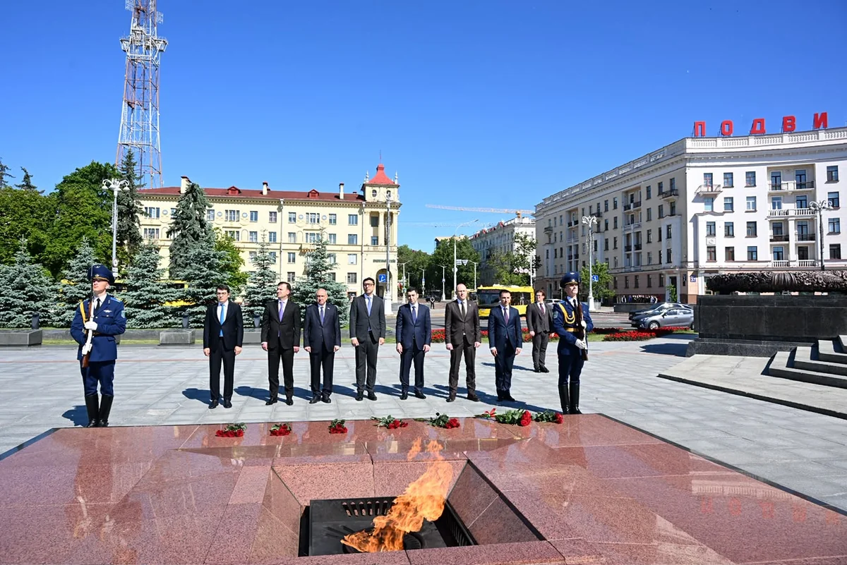 Azerbaijani delegation visits Victory Monument in Minsk