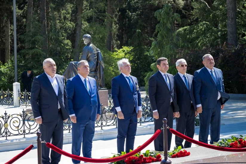 AZAL team and civil aviation representatives visit Alley of Honors
