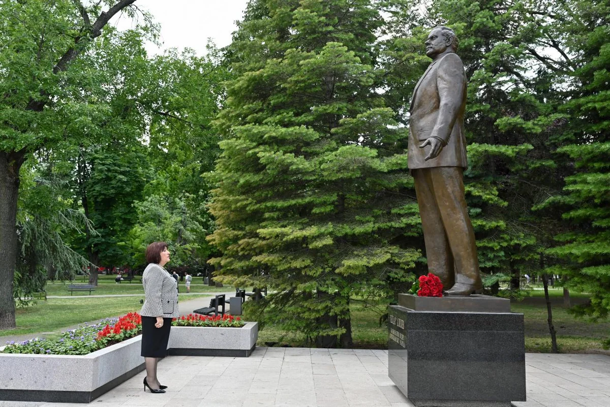 Sahiba Gafarova visits Heydar Aliyev's monument in Belgrade