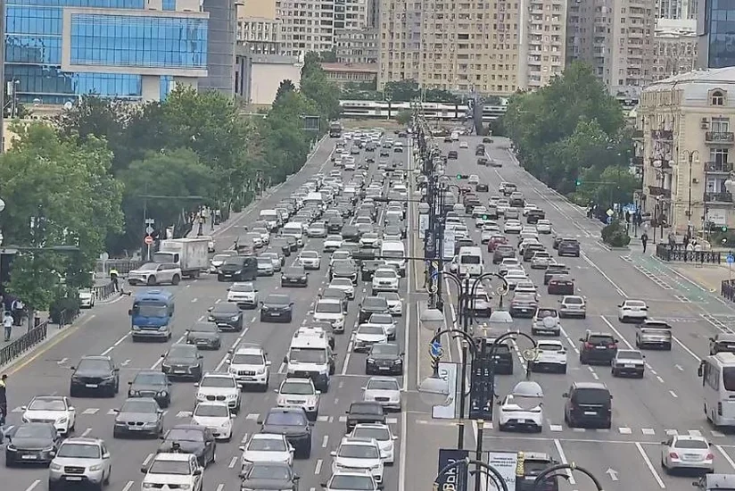 Bakının bir sıra yollarında nəqliyyatın sıxlığı yaranıb