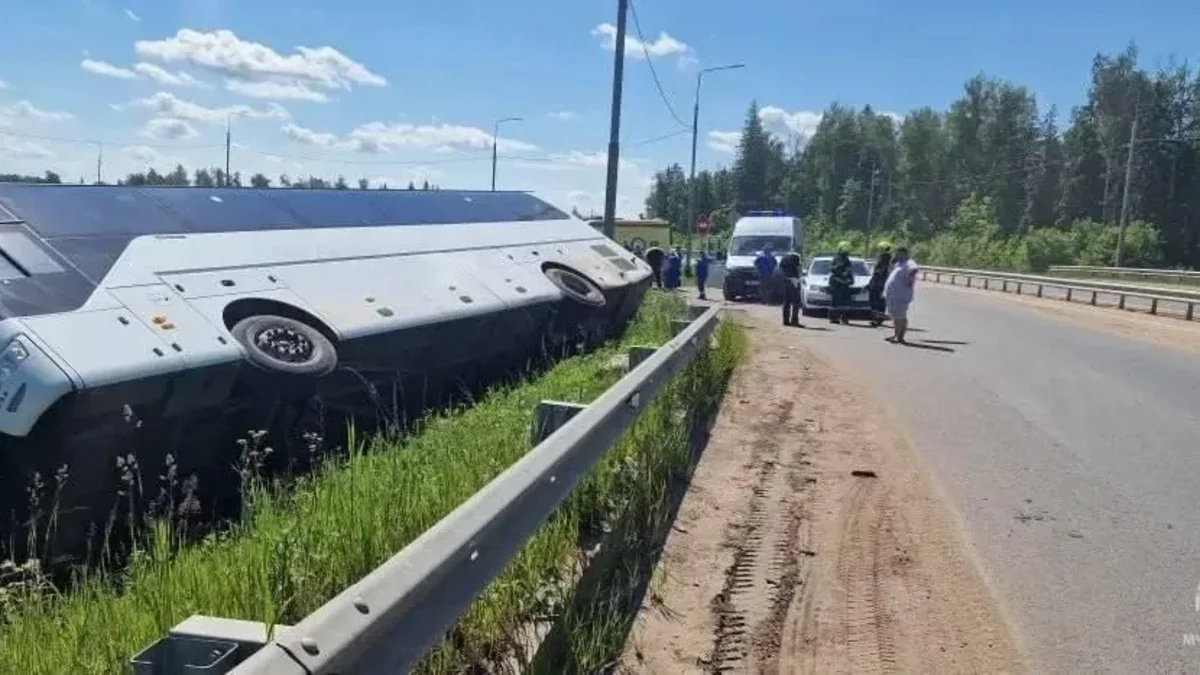 В Подмосковье  перевернулся автобус с 14 пассажирами