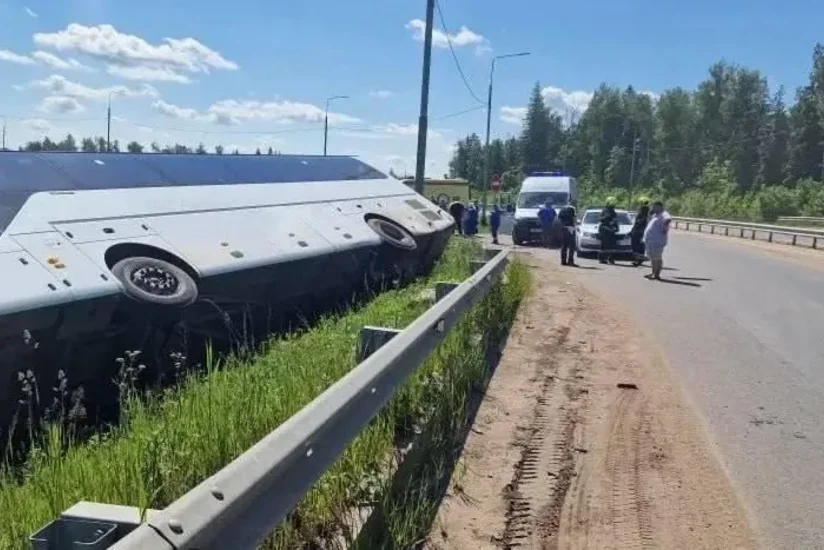 В Подмосковье  перевернулся автобус с 14 пассажирами