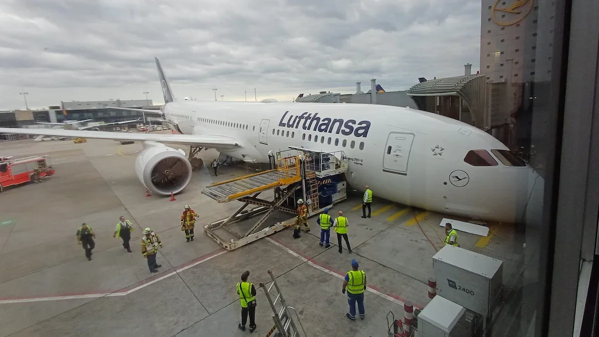 Lufthansa Boeing 787 makes hard landing at Frankfurt Airport