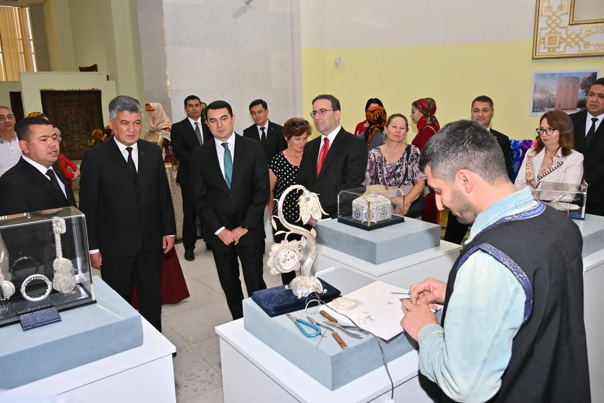 Exhibition of Azerbaijani decorative and applied arts underway in Turkmenistan