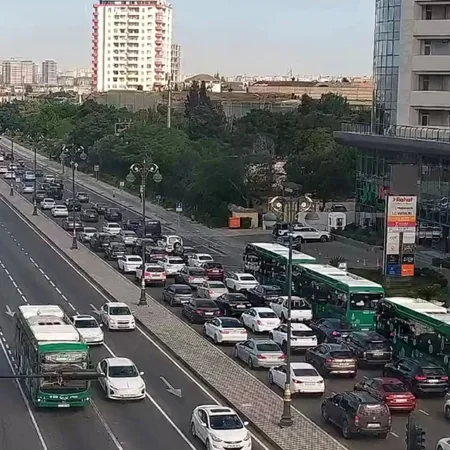 Bakının bir sıra yollarında tıxac yaranıb
