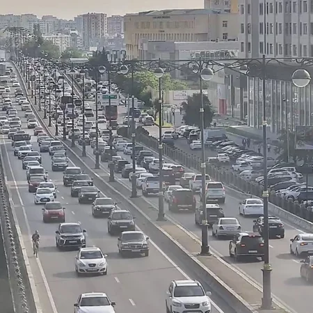 Bakının bir sıra yollarında tıxac yaranıb