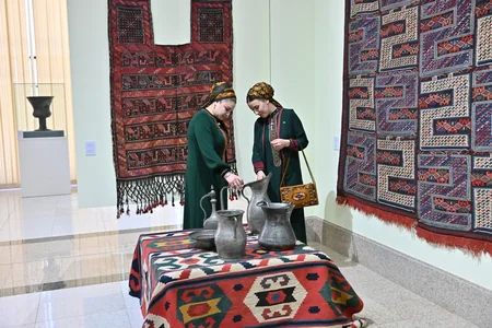 Exhibition of Azerbaijani decorative and applied arts underway in Turkmenistan