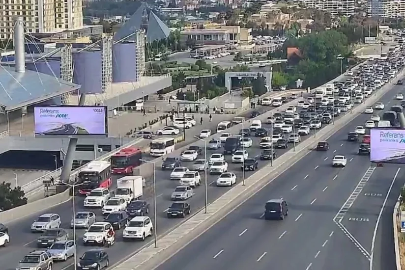 На ряде улиц и проспектов Баку затруднено движение транспорта