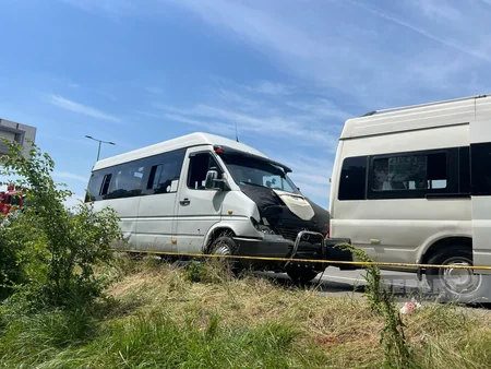 Qardabanidə məktəbliləri daşıyan mikroavtobus qəzaya düşüb, ölən və xəsarət alanlar var
