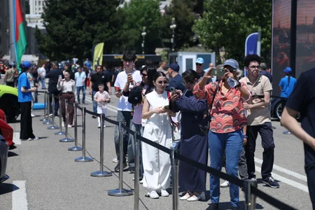 Bakı bulvarında klassik və sürət avtomobillərinin festivalı keçirilir