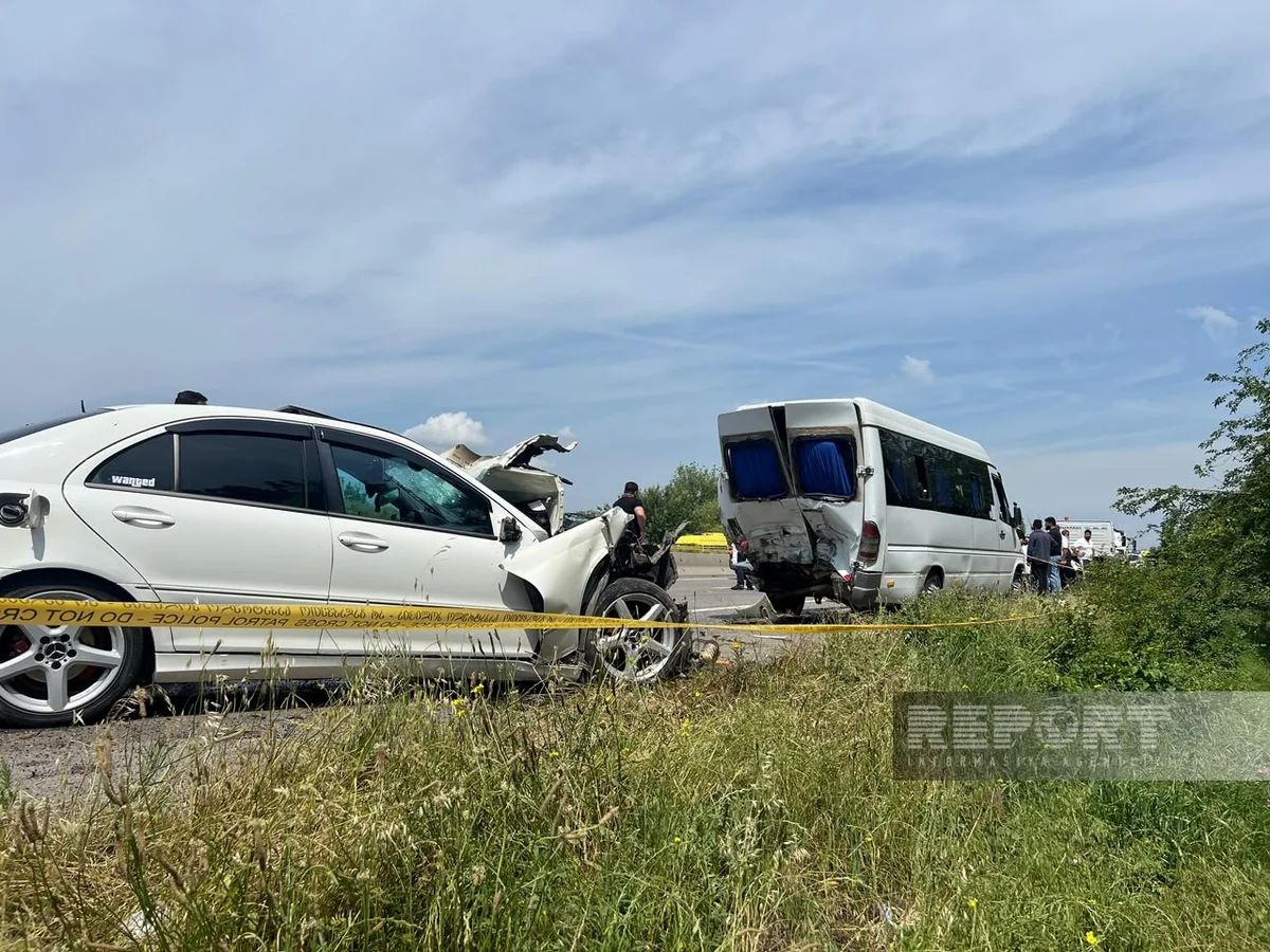 Qardabanidə məktəbliləri daşıyan mikroavtobus qəzaya düşüb, ölən və xəsarət alanlar var