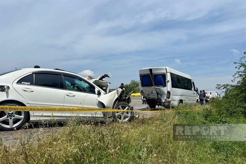 Qardabanidə məktəbliləri daşıyan mikroavtobus qəzaya düşüb, ölən və xəsarət alanlar var