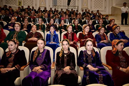 Azerbaijani, Turkmen dance ensembles perform in Arkadag