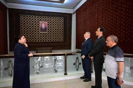 Azərbaycan nümayəndə heyəti Türkmən Milli Xalça Muzeyi ilə tanış olub