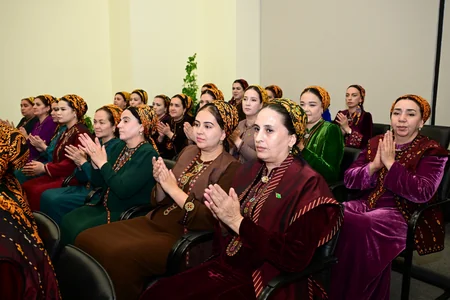 Türkmənistanın Dövlət Kitabxanasında Azərbaycan Ədəbiyyatı Guşəsinin açılışı olub