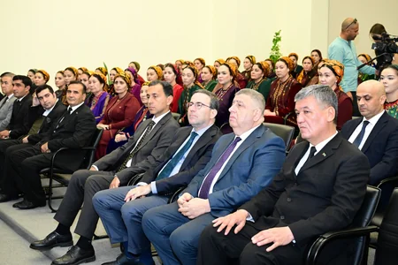 Türkmənistanın Dövlət Kitabxanasında Azərbaycan Ədəbiyyatı Guşəsinin açılışı olub