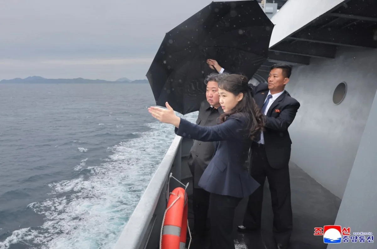 Kim Çen İn Şimali Koreya HDQ-nin "Kang Kon" esminesinin sına
