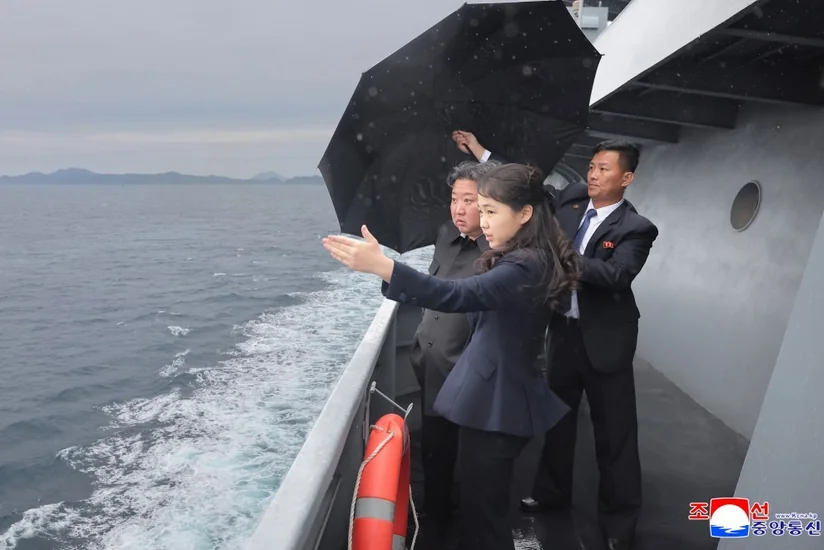 Kim Çen İn Şimali Koreya HDQ-nin Kang Kon esminesinin sınaqlarını izləyib