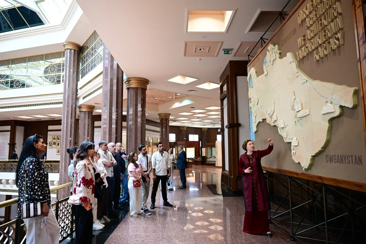 Azerbaijani delegation tours Turkmenistan's State Museum