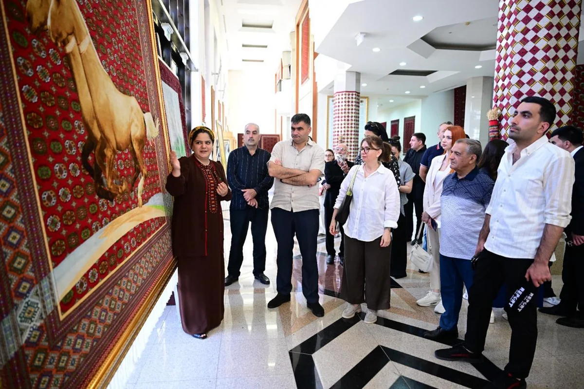 Azərbaycan nümayəndə heyəti Türkmən Milli Xalça Muzeyi ilə t
