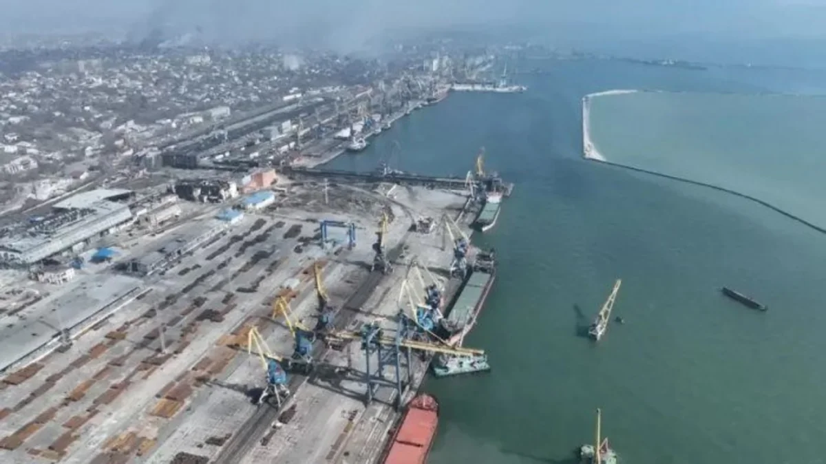 Ukrayna Mariupol limanına zərbə endirib