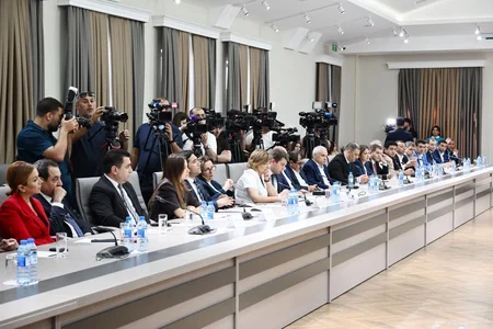 Uşaqların zərərli informasiyadan qorunmasına yönəlmiş normativ hüquqi akt layihəsi müzakirə olunub