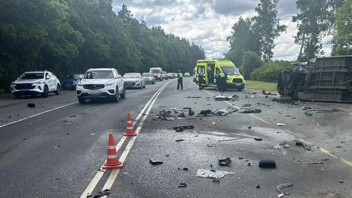 В Смоленске маршрутка врезалась в дерево, есть погибший и пострадавшие