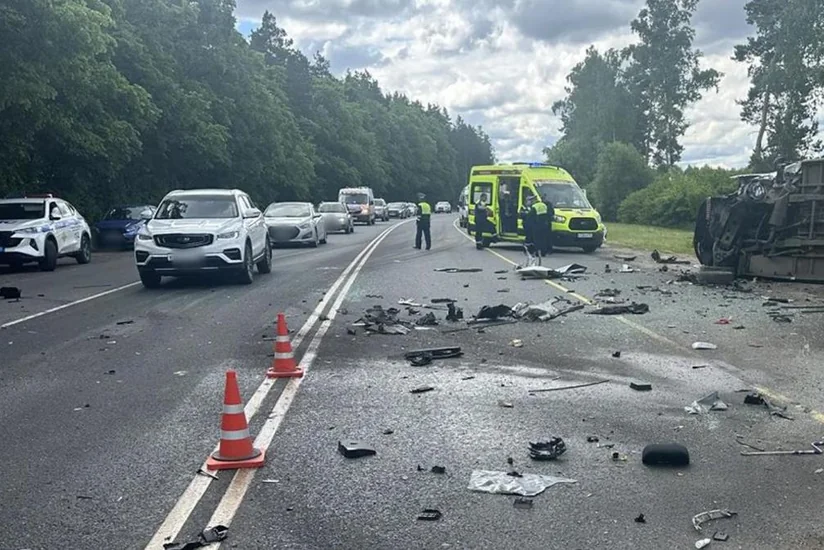 В Смоленске маршрутка врезалась в дерево, есть погибший и пострадавшие