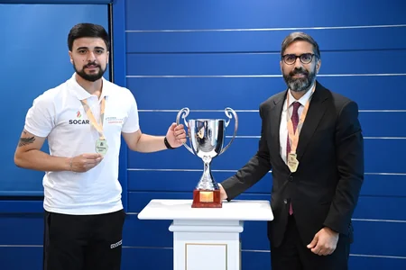 Rövşən Nəcəf Dünya Korporativ Oyunlarının qalibi olan komanda ilə görüşüb