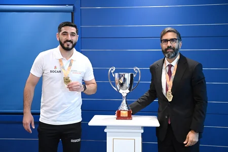 Rövşən Nəcəf Dünya Korporativ Oyunlarının qalibi olan komanda ilə görüşüb