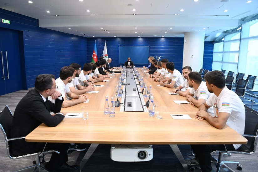 Rövşən Nəcəf Dünya Korporativ Oyunlarının qalibi olan komanda ilə görüşüb