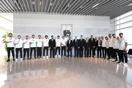 Rövşən Nəcəf Dünya Korporativ Oyunlarının qalibi olan komanda ilə görüşüb