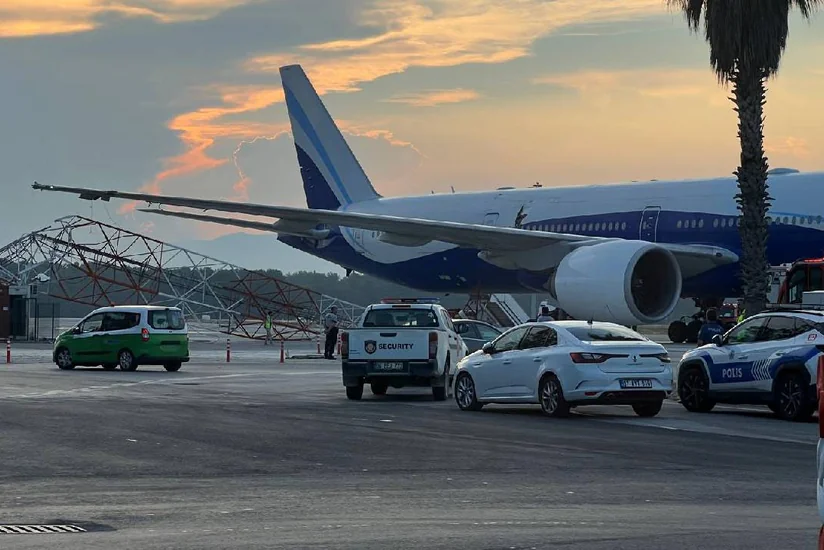 Türkiyədə təyyarə radar dirəyinə çırpılıb, 267 sərnişin təxliyə olunub